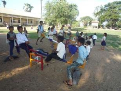 トゥールチャン小学校シーソーで遊ぶ