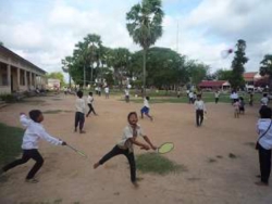 トゥールチャン小学校バトミントンやサッカーで遊ぶ