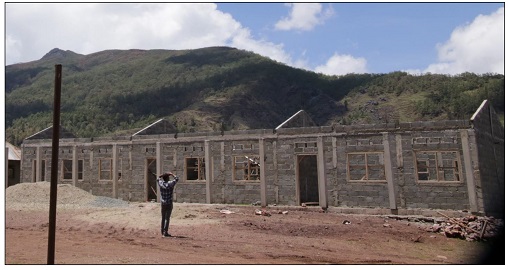 EBFカイカサ小学校　建設中の壁部分